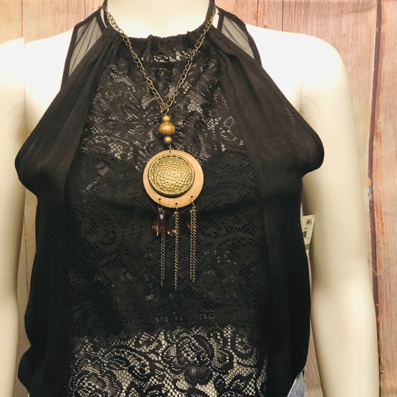 LACE FRONT TOP WITH DETACHABLE NECKLACE - Picture 11 of 16